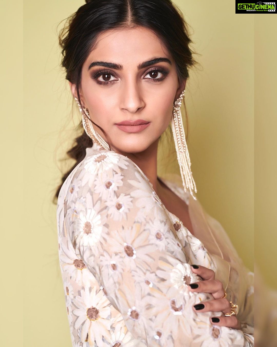 Sonam Kapoor Instagram - Daisy Fresh ๐ผ Sari: @masabagupta x @rheakapoor #MasabaxRhea Earrings: @birdhichand Rings: @diamantinafinejewels @mahesh_notandass HMU: @namratasoni Styling: @rheakapoor Team: @manishamelwani @sanyakapoor @spacemuffin27 @vani2790 Photographer: @thehouseofpixels