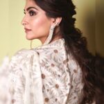 Sonam Kapoor Instagram - Believe in daisies 🌼 @filmfare #AmazonFilmfareAwards Sari: @masabagupta x @rheakapoor #MasabaxRhea Earrings: @birdhichand Rings: @diamantinafinejewels @mahesh_notandass HMU: @namratasoni Styling: @rheakapoor Team: @manishamelwani @sanyakapoor @spacemuffin27 @vani2790 Photographer: @thehouseofpixels