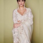 Sonam Kapoor Instagram - A daisy studded night at the #AmazonFilmfareAwards @filmfare Sari: @masabagupta x @rheakapoor #MasabaxRhea Earrings: @birdhichand Rings: @diamantinafinejewels @mahesh_notandass HMU: @namratasoni Styling: @rheakapoor Team: @manishamelwani @sanyakapoor @spacemuffin27 @vani2790 Photographer: @thehouseofpixels