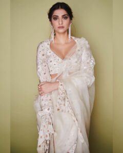 Sonam Kapoor Instagram - A daisy studded night at the #AmazonFilmfareAwards @filmfare Sari: @masabagupta x @rheakapoor #MasabaxRhea Earrings: @birdhichand Rings: @diamantinafinejewels @mahesh_notandass HMU: @namratasoni Styling: @rheakapoor Team: @manishamelwani @sanyakapoor @spacemuffin27 @vani2790 Photographer: @thehouseofpixels