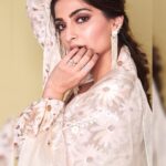 Sonam Kapoor Instagram - A whimsical array of florals 🌼 @filmfare #AmazonFilmfareAwards Sari: @masabagupta x @rheakapoor #MasabaxRhea Earrings: @birdhichand Rings: @diamantinafinejewels @mahesh_notandass HMU: @namratasoni Styling: @rheakapoor Team: @manishamelwani @sanyakapoor @spacemuffin27 @vani2790 Photographer: @thehouseofpixels