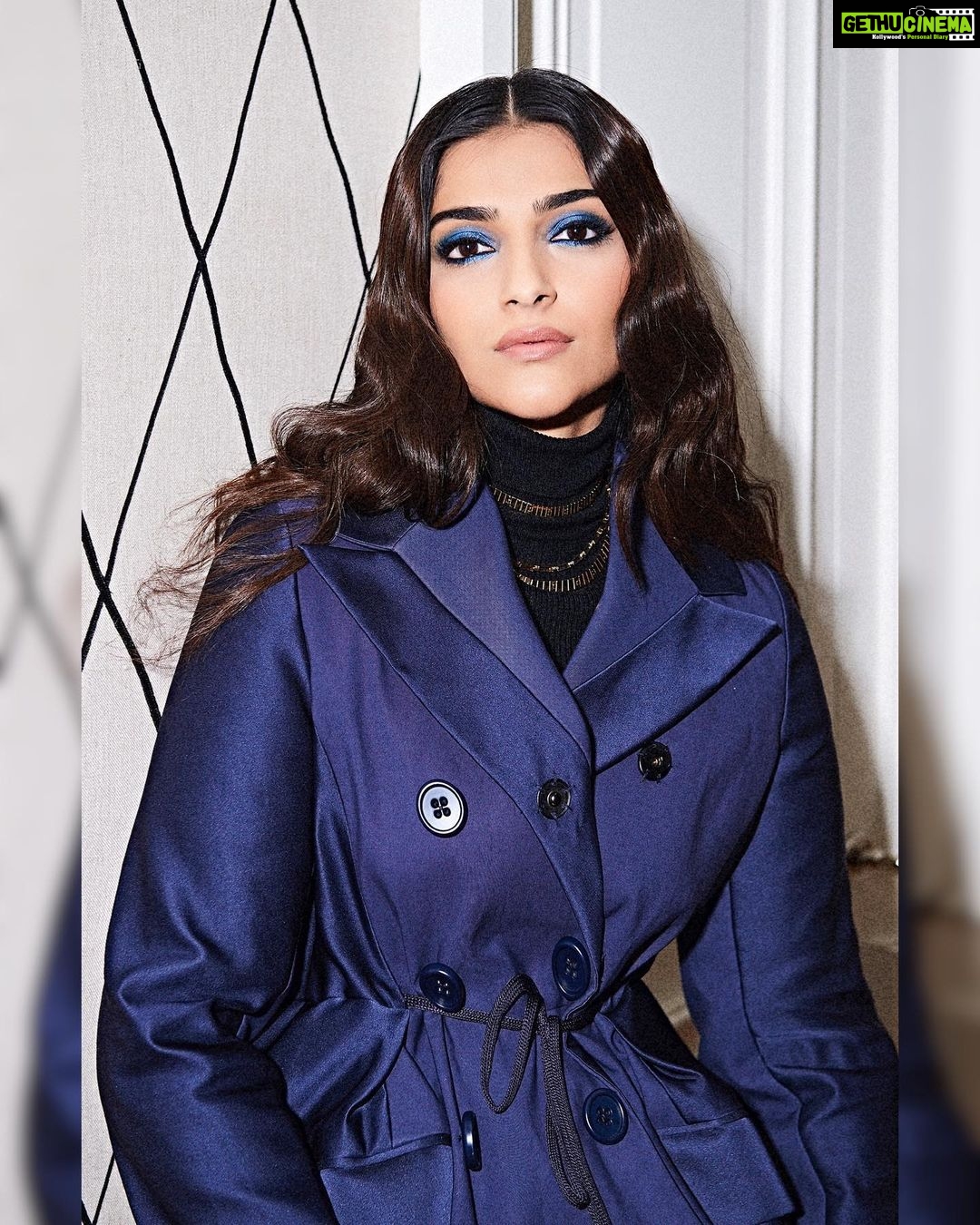 Sonam Kapoor Instagram - No matter the blue, it will do! π Outfit: @dicekayek π @i_v_i_official π’ @bottegaveneta Makeup: @official_maria_asadi Hair: @aamirnaveedhair Styled by: @rheakapoor Assisted by: @spacemuffin27 @vani2790 @manishamelwani @sanyakapoor Photographed by: @thehouseofpixels