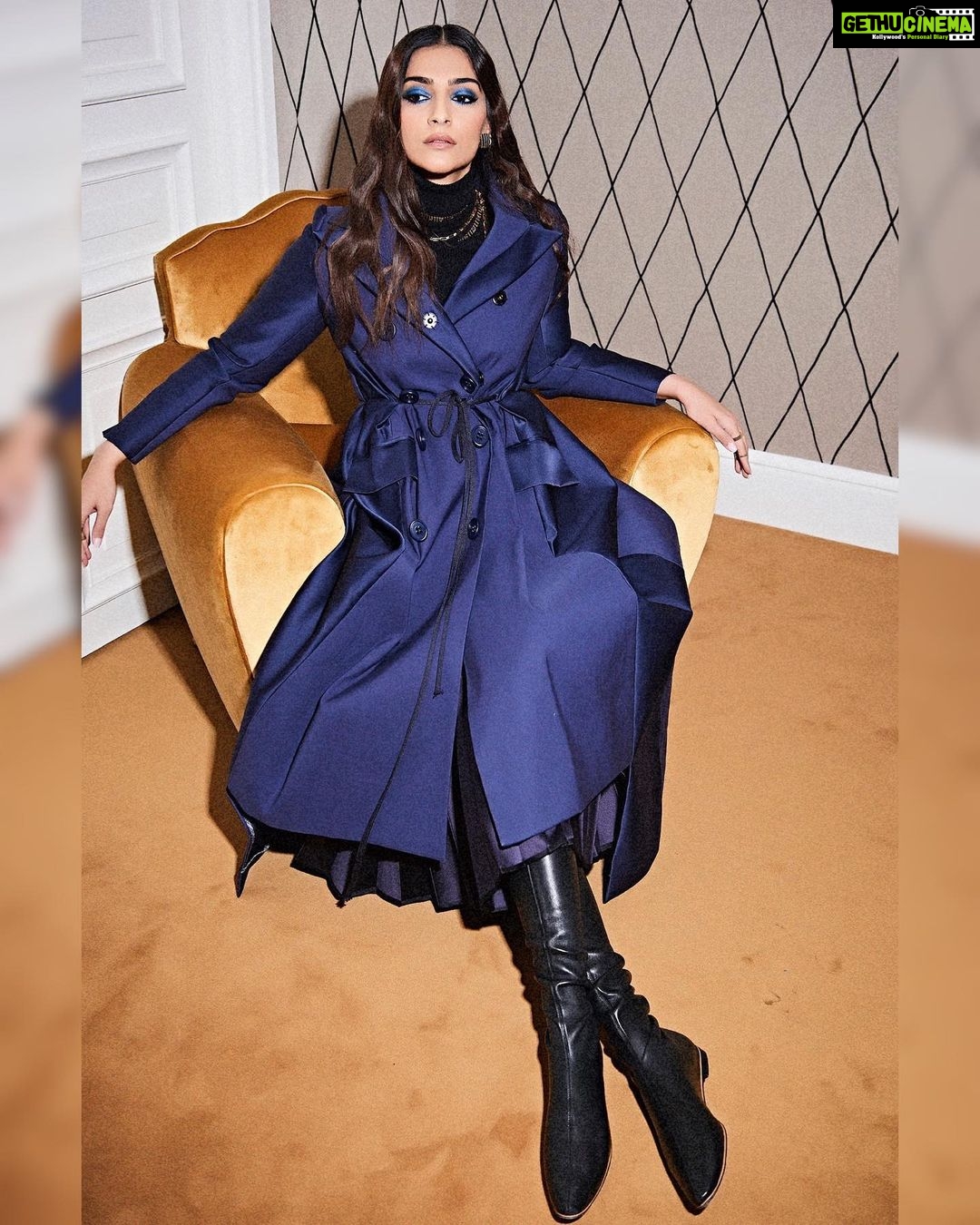 Sonam Kapoor Instagram - The Future Classic Outfit: @dicekayek π @i_v_i_official π’ @bottegaveneta Makeup: @official_maria_asadi Hair: @aamirnaveedhair Styled by: @rheakapoor Assisted by: @spacemuffin27 @vani2790 @manishamelwani @sanyakapoor Photographed by: @thehouseofpixels