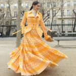 Sonam Kapoor Instagram - Walking on sunshine ☀ Outfit: @erdem Bag by: @demellierlondon Makeup: @gangamakeup Hair: @aamirnaveedhair Styled by: @rheakapoor Assisted by: @spacemuffin27 @vani2790 @manishamelwani @sanyakapoor @ria.kothari Photographed by: @thehouseofpixels