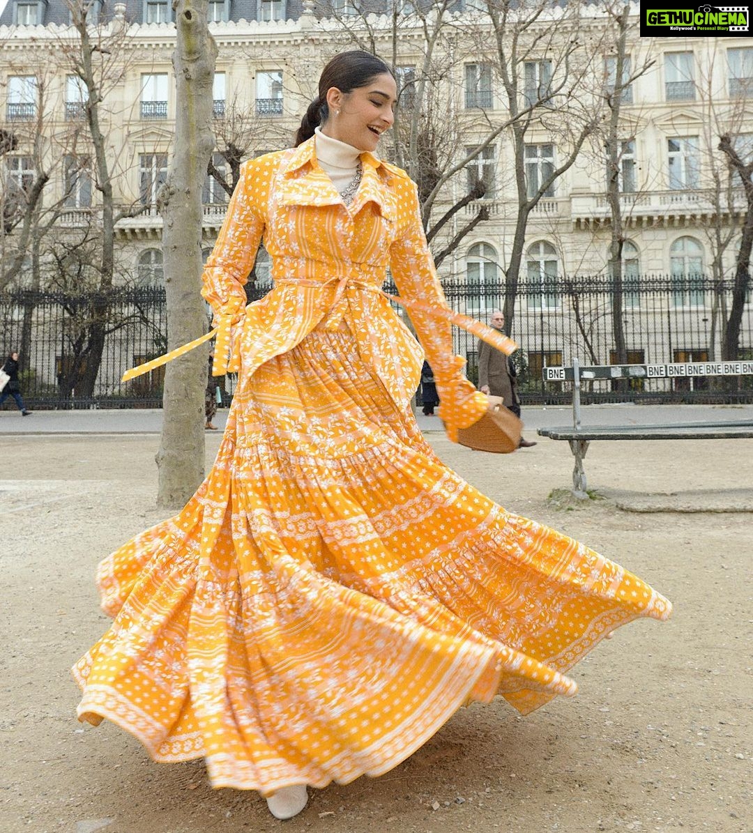 Sonam Kapoor Instagram - Walking on sunshine ☀ Outfit: @erdem Bag by: @demellierlondon Makeup: @gangamakeup Hair: @aamirnaveedhair Styled by: @rheakapoor Assisted by: @spacemuffin27 @vani2790 @manishamelwani @sanyakapoor @ria.kothari Photographed by: @thehouseofpixels