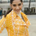 Sonam Kapoor Instagram - I’ve got sunshine on a cloudy day 🎶 #FromParisWithLove Outfit: @erdem Bag by: @demellierlondon Makeup: @gangamakeup Hair: @aamirnaveedhair Styled by: @rheakapoor Assisted by: @spacemuffin27 @vani2790 @manishamelwani @sanyakapoor @ria.kothari Photographed by: @thehouseofpixels