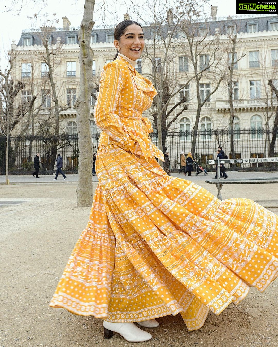 Sonam Kapoor Instagram - Une journée à Paris! 🌼 Outfit: @erdem Bag by: @demellierlondon Makeup: @gangamakeup Hair: @aamirnaveedhair Styled by: @rheakapoor Assisted by: @spacemuffin27 @vani2790 @manishamelwani @sanyakapoor @ria.kothari Photographed by: @thehouseofpixels