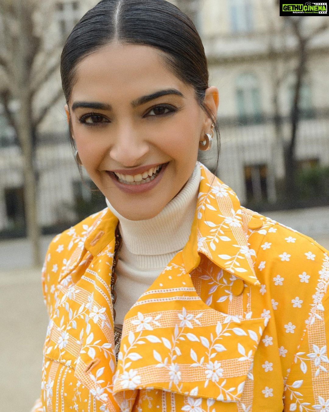 Sonam Kapoor Instagram - 🌼🌼🌼 Outfit: @erdem Bag by: @demellierlondon Makeup: @gangamakeup Hair: @aamirnaveedhair Styled by: @rheakapoor Assisted by: @spacemuffin27 @vani2790 @manishamelwani @sanyakapoor @ria.kothari Photographed by: @thehouseofpixels