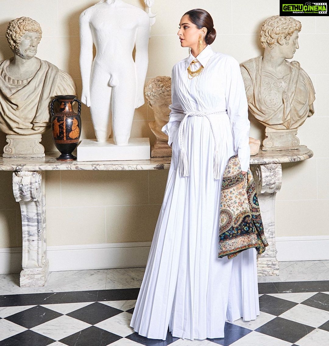 Sonam Kapoor Instagram - Made up of poetry, art and style! Outfit: @maisonvalentino Jewellery: @amrapalijewels Shawl: @kapoor.sunita Styled by: @rheakapoor @spacemuffin27 @vani2790 @manishamelwani @sanyakapoor Photographed by: @thehouseofpixels