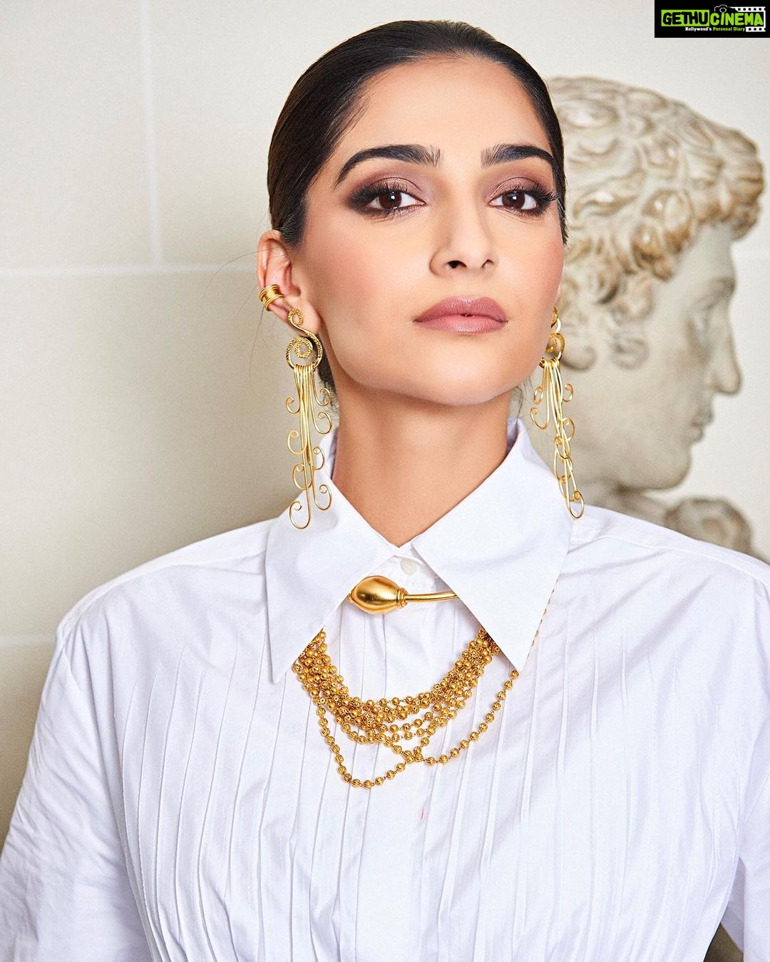 Sonam Kapoor Instagram - For @maisonvalentino Haute Couture! Outfit: @maisonvalentino Jewellery: @amrapalijewels Styled by: @rheakapoor @spacemuffin27 @vani2790 @manishamelwani @sanyakapoor Photographed by: @thehouseofpixels