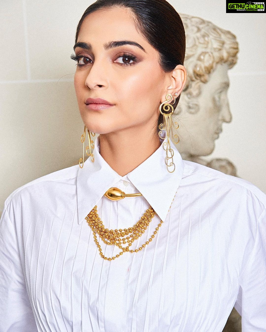 Sonam Kapoor Instagram - For @maisonvalentino Haute Couture! Outfit: @maisonvalentino Jewellery: @amrapalijewels Styled by: @rheakapoor @spacemuffin27 @vani2790 @manishamelwani @sanyakapoor Photographed by: @thehouseofpixels
