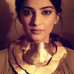 Sonam Kapoor Instagram - It’s all in the eyes - a glimpse into Cleopatra's style. Outfit: @eliesaabworld Jewellery: #RheaKapoorXPipaBella launching 27.1.2020 Hair: @aamirnaveedhair Makeup: @gangamakeup Styled by: @rheakapoor @spacemuffin27 @vani2790 @manishamelwani @sanyakapoor Photographed by: @thehouseofpixels