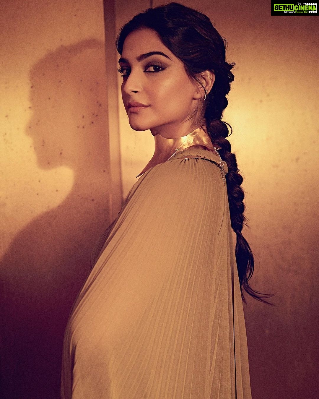 Sonam Kapoor Instagram - For the @eliesaabworld Haute Couture show in Paris. #ParisFashionWeek Outfit: @eliesaabworld Jewellery: #RheaKapoorXPipaBella launching 27.1.2020 Hair: @aamirnaveedhair Makeup: @gangamakeup Styled by: @rheakapoor @spacemuffin27 @vani2790 @manishamelwani @sanyakapoor Photographed by: @thehouseofpixels