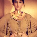 Sonam Kapoor Instagram – Golden brown texture like the sun☀
#ParisFashionWeek

Jewellery: #RheaKapoorXPipaBella launching 27.1.2020
Hair: @aamirnaveedhair
Makeup: @gangamakeup
Styled by: @rheakapoor @spacemuffin27 @vani2790 @manishamelwani  @sanyakapoor 
Photographed by: @thehouseofpixels