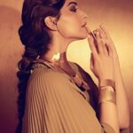 Sonam Kapoor Instagram - Reminiscing the golden era 🤎 Jewellery: #RheaKapoorXPipaBella launching 27.1.2020 Hair: @aamirnaveedhair Makeup: @gangamakeup Styled by: @rheakapoor @spacemuffin27 @vani2790 @manishamelwani @sanyakapoor Photographed by: @thehouseofpixels