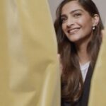 Sonam Kapoor Instagram - Can’t wait to welcome you into our space. Here’s a glimpse of what’s to come! ✨ Keep an eye out on @archdigestindia to watch AD’s first ever Open Door video, giving you an inside access to my London home designed by @rooshadshroff and studio designed by @nikhilmansata Interior Stylist: @isabelledubern Creative director & fashion stylist: @nikhilmansata Entertainment Director: @magzmehta Visuals Director: @michaelsshome Wardrobe, Suit: @victoriabeckham T-Shirt: @therow Shoes: @jimmychoo Makeup: @marygreenwell Hair: @kenorourke1 #homes #beautifulhomes #architecture #ADxSKA #homeiswheretheheartis #london #studio #officespace #interiordecor