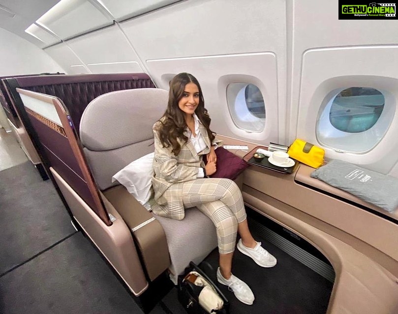 Sonam Kapoor Instagram - Thank you for the warm welcome and wonderful hospitality! @qatarairways Will be seeing you soon for yet another memorable experience @visitqatar @qatarcalendar #DJWE #DohaJewelleryandWatchesExhibition #QatarAirways