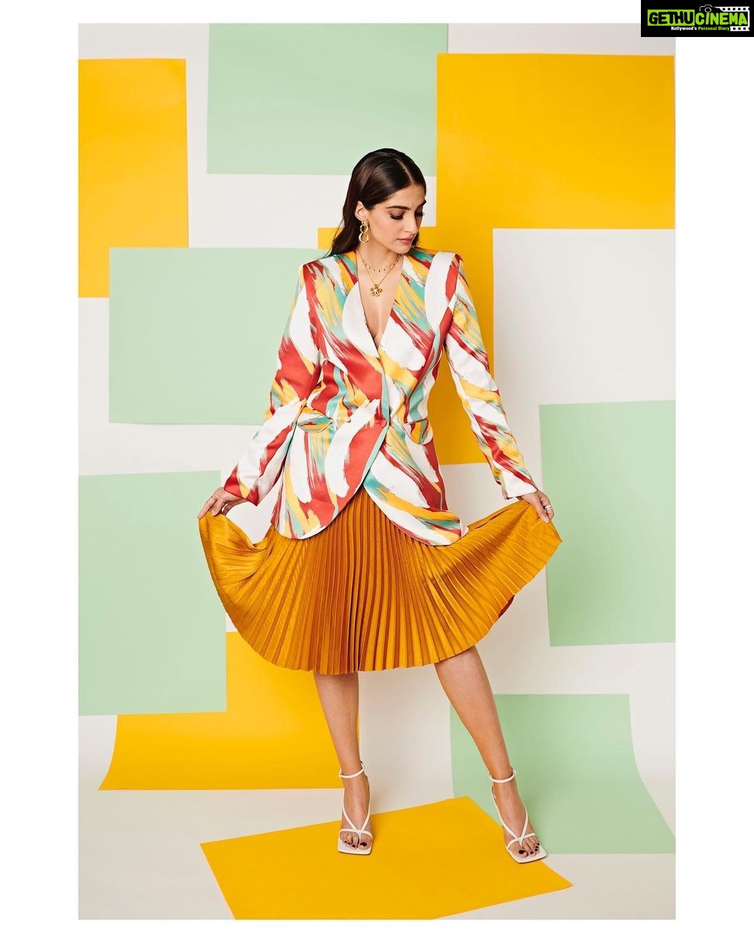 Sonam Kapoor Instagram - Obsessed with this collection ! All Bhaane All Day! π @mallika_bhat πββοΈ @alpakhimani πΈ @thehouseofpixels π @bhaane π@viangevintage @clovethestore @herstoryjewels π‘ @bottegaveneta πΈ @thehouseofpixels STYLE @rheakapoor asst @vani2790 @manishamelwani @sanyakapoor