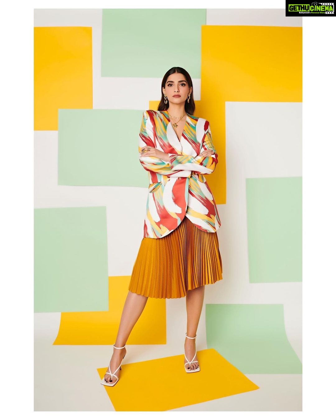 Sonam Kapoor Instagram - All Bhaane All Day! 💄 @mallika_bhat 💇♀️ @alpakhimani 📸 @thehouseofpixels 👗 @bhaane 💎@viangevintage @clovethestore @herstoryjewels 👡 @bottegaveneta STYLE @rheakapoor asst @vani2790 @manishamelwani @sanyakapoor