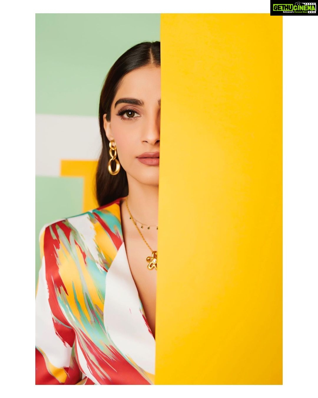 Sonam Kapoor Instagram - I see you @bhaane ! Happy birthday! 🎂 💄 @mallika_bhat 💇♀️ @alpakhimani 📸 @thehouseofpixels 👗 @bhaane 💎@viangevintage @clovethestore @herstoryjewels 👡 @bottegaveneta STYLE @rheakapoor asst @vani2790 @manishamelwani @sanyakapoor Bhaane
