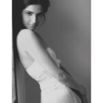 Sonam Kapoor Instagram - A throwback to a 22 year old me . I was looking at all the shoots etc that I’d done with @subbu28 and I realised he did my first portfolio shoot, my first cover, my first ad campaign and my first premiere. I will miss you Subbu. Thank you so much for making me look and feel beautiful. #restinpeace 📸 @jatinkampani 💄💇‍♀️ @subbu28 STYLE @jayatibose