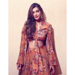 Sonam Kapoor Instagram - मसाबा x रीया In The Lost Letters Printed Lehenga from the Masaba x Rhea Collection! #TheChroniclesOfFemininity @rheakapoor @masabagupta Earrings - @amrapalijewels Hair - @bbhiral Makeup - by me! 💁🏽‍♀️ 📸- @thehouseofpixels