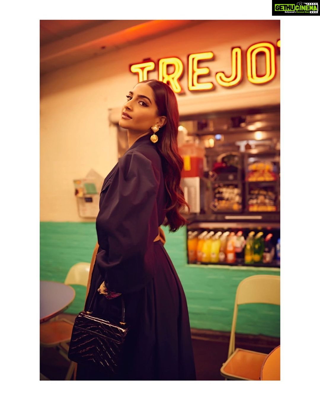 Sonam Kapoor Instagram - Let food be thy medicine and medicine be thy food. Hippocrates 👗 @bouguessa 💎 @viangevintage 🥿 @mansurgavriel 💇♀️ @bbhiral 💄 @makeupbybrookehill 📸 @thehouseofpixels Original Farmers Market, Los Angeles