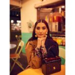 Sonam Kapoor Instagram - Pull up a chair. Take a taste. Come join us. Life is so endlessly delicious. Ruth Reichl 👗 @bouguessa 💎 @viangevintage 💇‍♀️ @bbhiral 💄 @makeupbybrookehill 📸 @thehouseofpixels Original Farmers Market, Los Angeles