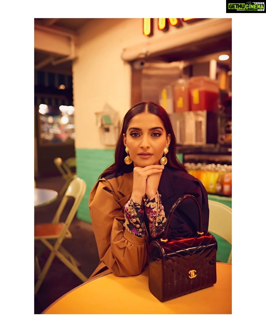 Sonam Kapoor Instagram - Pull up a chair. Take a taste. Come join us. Life is so endlessly delicious. Ruth Reichl π @bouguessa π @viangevintage πββοΈ @bbhiral π @makeupbybrookehill πΈ @thehouseofpixels Original Farmers Market, Los Angeles