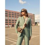 Sonam Kapoor Instagram - 🚶🏻‍♀️ @31philliplim 👛 @louisvuitton 💎 @flowerchildbyshaheenabbas @the.olio.stories 💄 @makeupbybrookehill 💇‍♀️ @bbhiral 📸 @thehouseofpixels Los Angeles, California