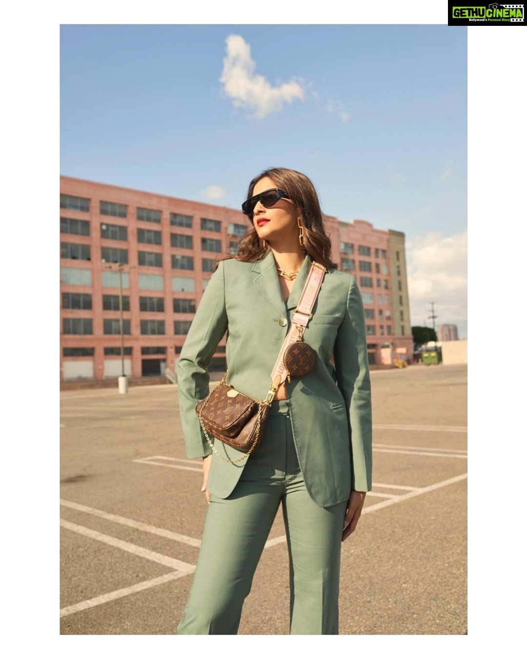 Sonam Kapoor Instagram - πΆπ»ββοΈ @31philliplim π @louisvuitton π @flowerchildbyshaheenabbas @the.olio.stories π @makeupbybrookehill πββοΈ @bbhiral πΈ @thehouseofpixels Los Angeles, California