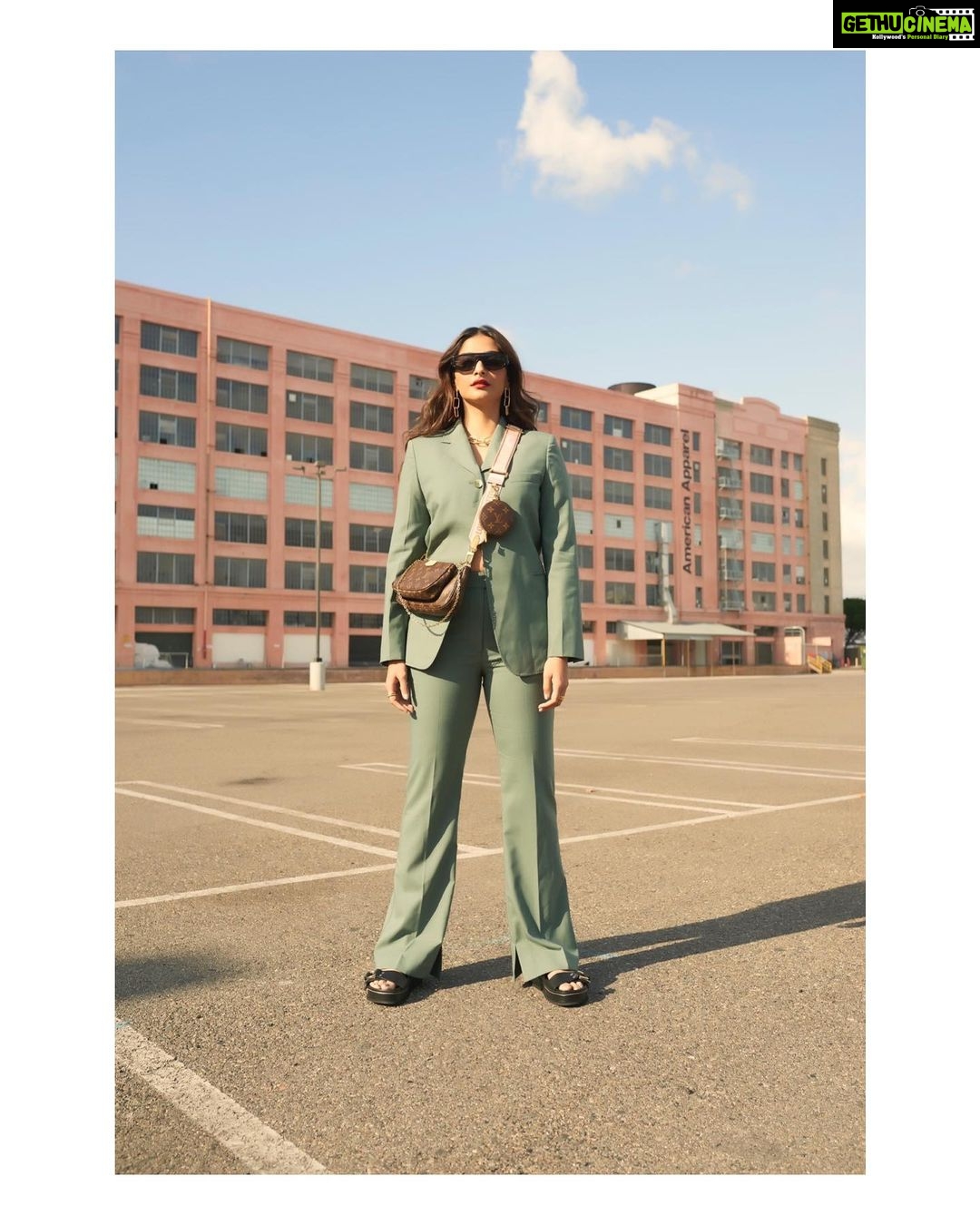Sonam Kapoor Instagram - πΆπ»ββοΈ @31philliplim π @louisvuitton π @flowerchildbyshaheenabbas @the.olio.stories π @makeupbybrookehill πββοΈ @bbhiral πΈ @thehouseofpixels Los Angeles, California