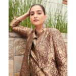 Sonam Kapoor Instagram - किसी दिन, जब आपके सामने कोई समस्या ना आये – आप सुनिश्चित हो सकते हैं कि आप गलत मार्ग पर चल रहे हैं। In a day, when you don’t come across any problems – you can be sure that you are travelling in a wrong path. – स्वामी विवेकानंद (Swami Vivekananda) 👚 @raw_mango 💄 @makeupbybrookehill 💇‍♀️ @bbhiral 📸 @thehouseofpixels STYLe @rheakapoor @chandiniw Los Angeles