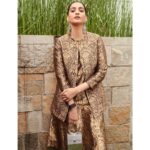 Sonam Kapoor Instagram – तुम्हें कोई पढ़ा नहीं सकता, कोई आध्यात्मिक नहीं बना सकता। तुमको सब कुछ खुद अंदर से सीखना हैं। आत्मा से अच्छा कोई शिक्षक नही हैं।
You have to grow from the inside out. None can teach you, none can make you spiritual. There is no other teacher but your own soul.
– स्वामी विवेकानंद (Swami Vivekananda)👚 @raw_mango 💄 @makeupbybrookehill 💇‍♀️ @bbhiral 📸 @thehouseofpixels STYLE @rheakapoor @chandiniw