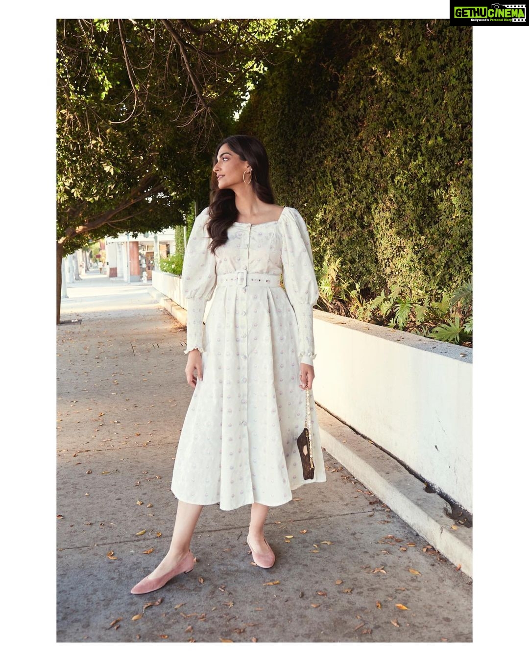 Sonam Kapoor Instagram - “Love is the flower you’ve got to let grow.” – John Lennon 👗 @nduoofficial 🥿 @therow 👛 @louisvuitton 💄 @makeupbybrookehill 📸 @thehouseofpixels Los Angeles, California