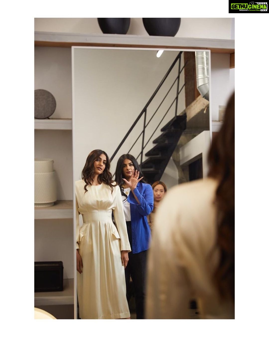 Sonam Kapoor Instagram - Time for some serious shopping 🛍 @lvirdtla at @rowdtla! Everything here is so modern, easy to wear and comfortable! I may need help carrying all my bags. @discoverLA #discoverLA #LAtheKapoorWay LVIR DTLA