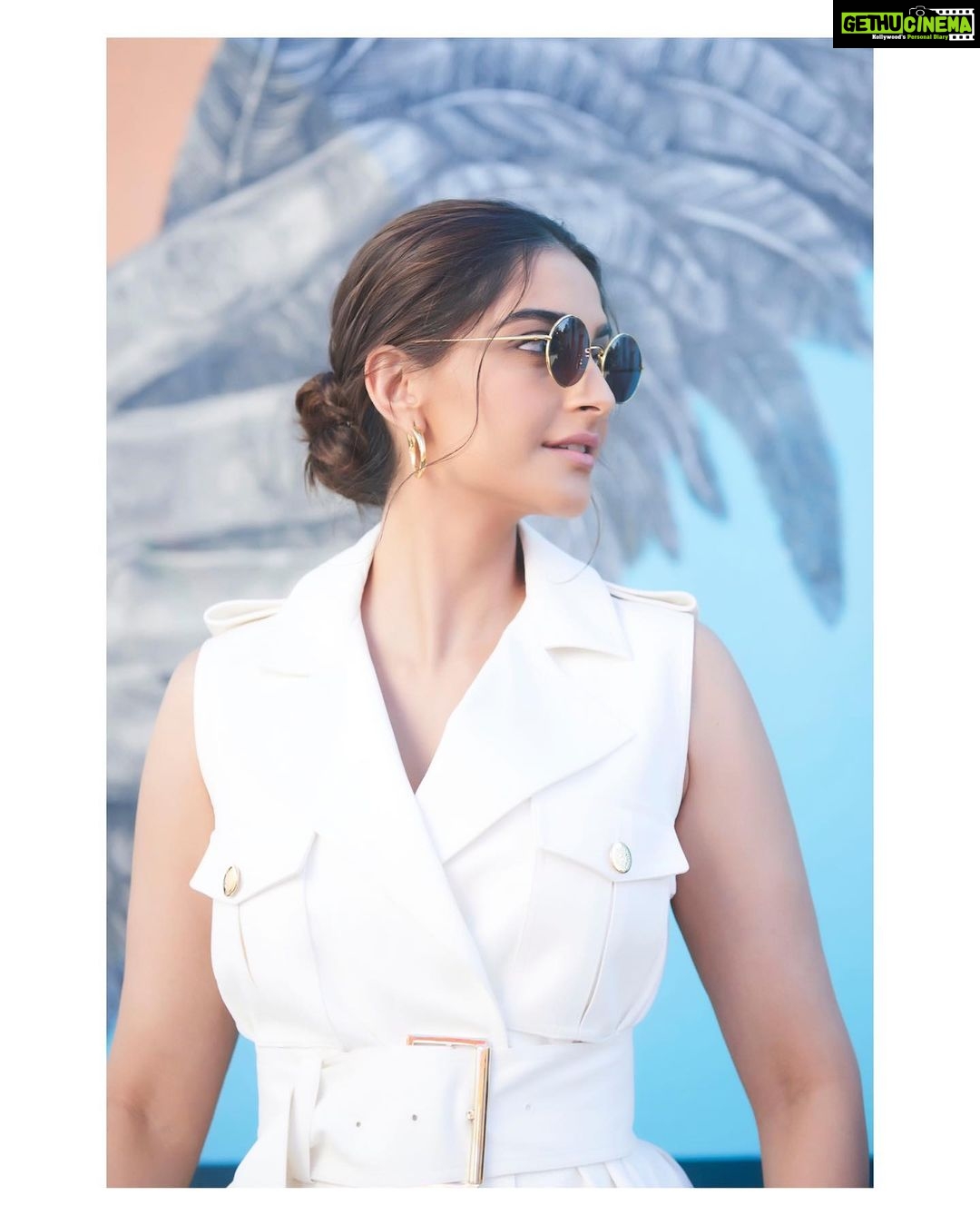 Sonam Kapoor Instagram - "If I can't go to Heaven, L.A. is the next best thing." Dress @ralphandrusso π @makeupbybrookehill πββοΈ @bbhiral πΈ @thehouseofpixels S.T.Y.L.E. @rheakapoor @chandiniw Venice