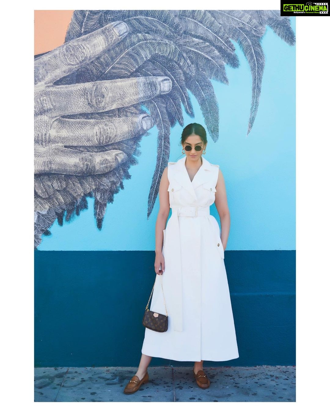 Sonam Kapoor Instagram - "If I can't go to Heaven, L.A. is the next best thing." Dress @ralphandrusso π @makeupbybrookehill πββοΈ @bbhiral πΈ @thehouseofpixels S.T.Y.L.E. @rheakapoor @chandiniw Venice Beach, Los Angeles