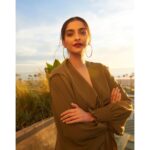 Sonam Kapoor Instagram - Nothing like the @discoverla sun! 🌞 👗 @fatmashaikh88 💄 @makeupbybrookehill 💇‍♀️ @bbhiral 📸 @thehouseofpixels S.T.Y.L.E @chandiniw #lathekapoorway Venice Beach, Los Angeles