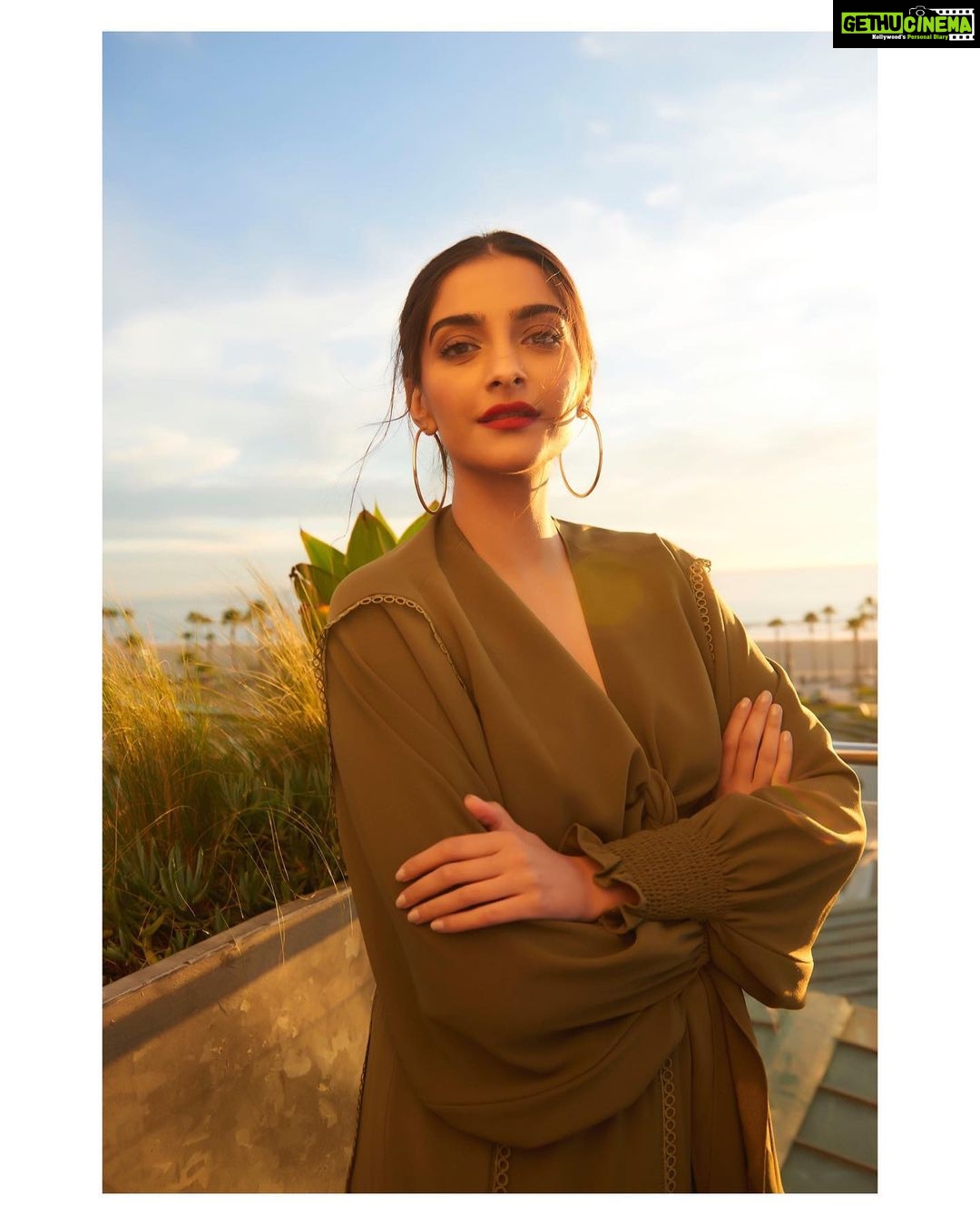 Sonam Kapoor Instagram - Nothing like the @discoverla sun! 🌞 👗 @fatmashaikh88 💄 @makeupbybrookehill 💇♀️ @bbhiral 📸 @thehouseofpixels S.T.Y.L.E @chandiniw #lathekapoorway Venice Beach, Los Angeles