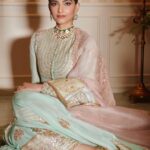 Sonam Kapoor Instagram – जागे न कोई, रैना है थोड़ी
बोले छमाछम पायल निगोड़ी
अजी धीरे से खोलूँगी द्वार रे
सैयाँ धीरे से
मैं तो चुपके से
अजी हौले से खोलूँगी द्वार रे
ठाड़े रहियो… Anil Kapoors House, Juhu, Mumbai