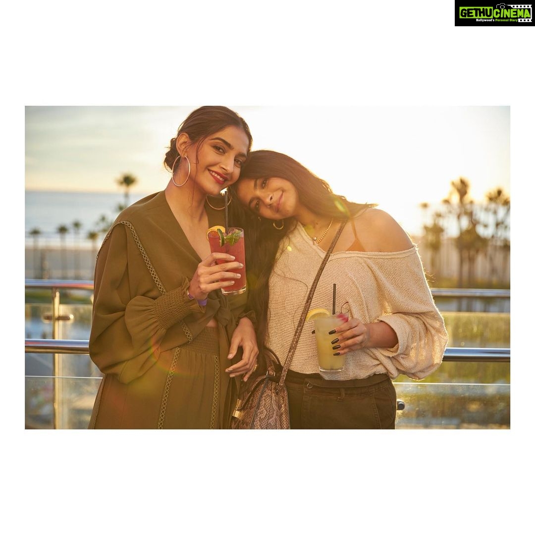Sonam Kapoor Instagram - Rooftop views at @HotelErwin and @discoverLA sunsets 🌅, a girl can get used to this.😍 #discoverLA #LAtheKapoorWay Hotel Erwin