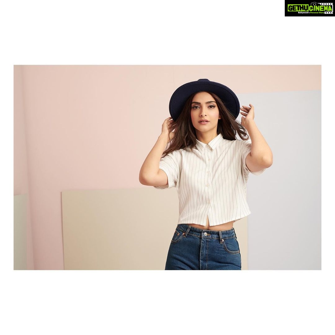 Sonam Kapoor Instagram - Holy Crop! ‘Fall’ in love with our new #AWCollection2019 @wearerheson @rheakapoor #Repost @wearerheson Crisp. Classic. Cropped. #AW19Collection #NoRhesonICant @sonamakapoor @RheaKapoor @shoppersstop