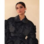 Sonam Kapoor Instagram - “Books are a uniquely portable magic.” — Stephen King For the Sharjah World Book Capital Event @sharjahwbc #SharjahWBC Dress - @simonerocha_ Jewels - @chopard Shoes - @aquazzura Hair - @alpakhimani Make up - @mehakoberoi Style @rheakapoor Team @manishamelwani @vani2790 @sanyakapoor @ria.kothari @malavikachauhan Photographer - @moezachour2 Event organiser - @parallellinesevents