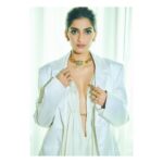 Sonam Kapoor Instagram – Outfit: @sharonwauchob
Earrings and necklace: @sunitakapoor 
Rings by: @amrapalijewels
Styled by @rheakapoor 
Team @vani2790 @manishamelwani @sanyakapoor @prernakhushalani @ria.kothari
Makeup by @tanvichemburkar 
Hair by @alpakhimani
Photographer @kunalgupta91