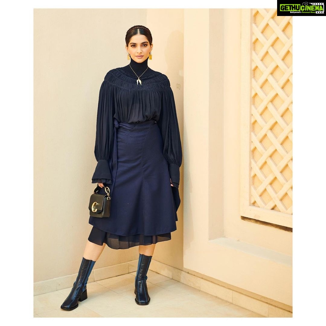 Sonam Kapoor Instagram - @thedubaistars #thedubaistars Head to toe in @chloe Styled by @rheakapoor Team @vani2790 @manishamelwani @sanyakapoor @prernakhushalani Makeup by @tanvichemburkar Hair by @alpakhimani Photographer @kunalgupta91 @humanagementme Downtown Dubai