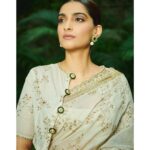 Sonam Kapoor Instagram - “Intolerance is itself a form of violence and an obstacle to the growth of a true democratic spirit.” Mahatma Gandhi Saree @sabyasachiofficial Style @rheakapoor Team @vani2790 @manishamelwani @sanyakapoor @navyachanana Glam @tanvichemburkar Hair @sanapathan104 Photographer @kunalgupta91