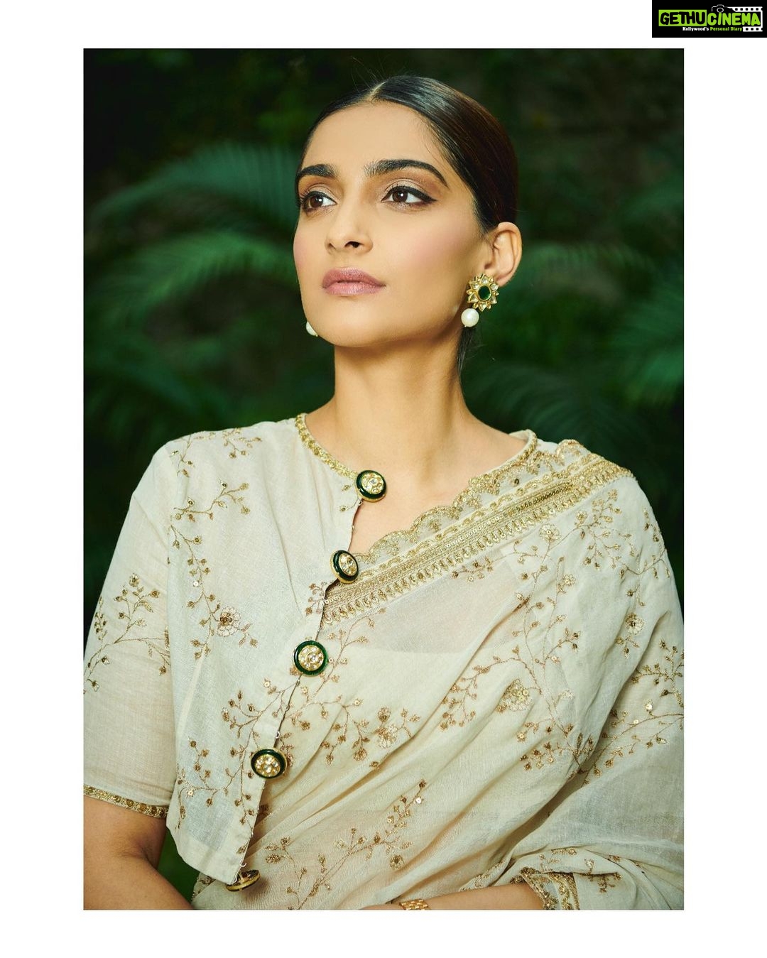 Sonam Kapoor Instagram - “Intolerance is itself a form of violence and an obstacle to the growth of a true democratic spirit.” Mahatma Gandhi Saree @sabyasachiofficial Style @rheakapoor Team @vani2790 @manishamelwani @sanyakapoor @navyachanana Glam @tanvichemburkar Hair @sanapathan104 Photographer @kunalgupta91