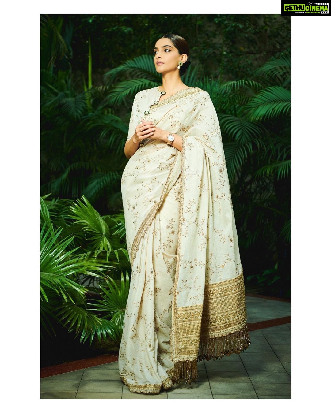 Sonam Kapoor Instagram - “Strength does not come from physical capacity. It comes from an indomitable will.” Mahatma Gandhi Saree @sabyasachiofficial jewels and watch @kapoor.sunita and @iwcwatches Style @rheakapoor Team @vani2790 @manishamelwani @sanyakapoor @navyachanana Glam @tanvichemburkar hair @sanapathan104 Photographer @kunalgupta91 Amrita Shergill Marg