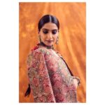 Sonam Kapoor Instagram - Outfit: @anamikakhanna.in Beauty: @kaushikanu Jewellery: @apalabysumitofficial Styled by: @rheakapoor Assisted by: @navyachanana Photographed by: @nayantaraparikh